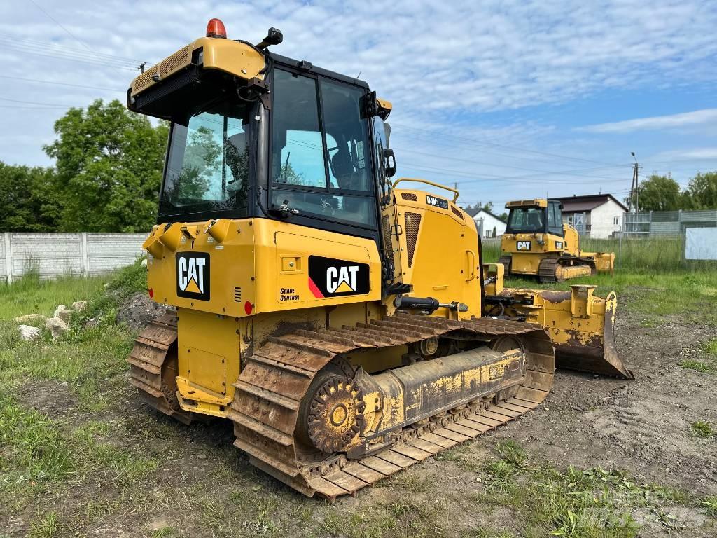 CAT D 4 K 2 LGP بلدوزرات مجنزرة
