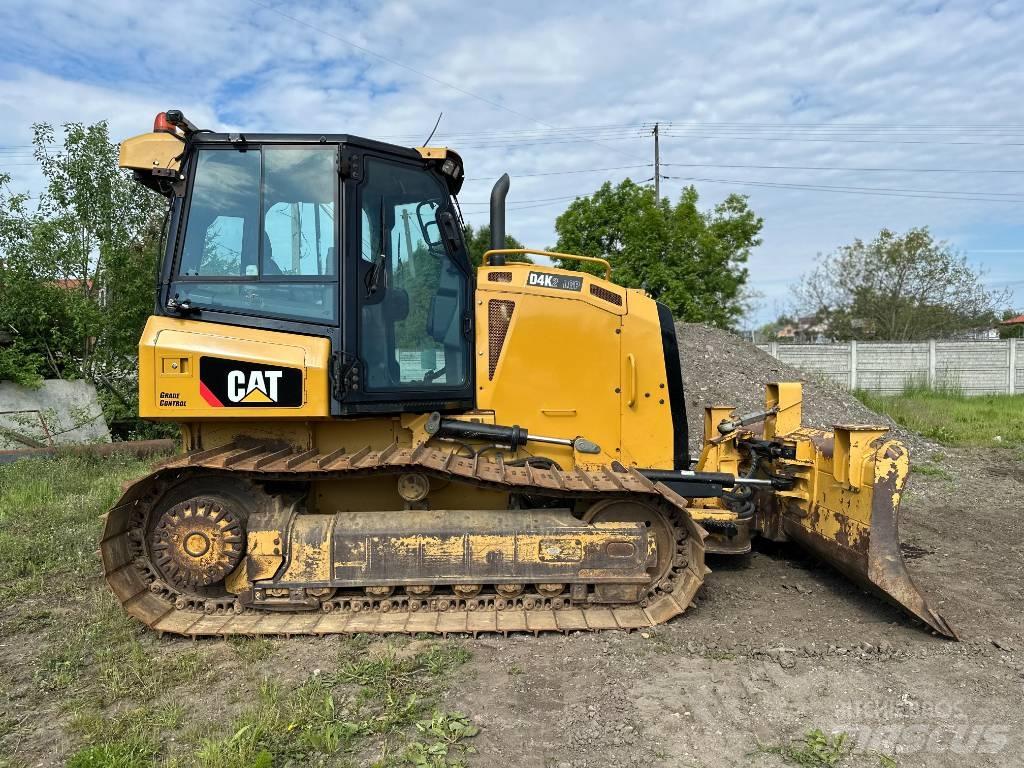 CAT D 4 K 2 LGP بلدوزرات مجنزرة