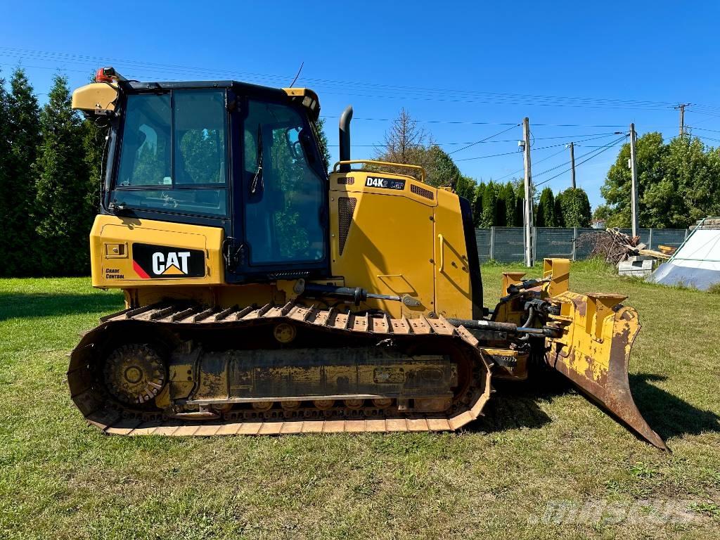 CAT D 4 K 2 LGP بلدوزرات مجنزرة