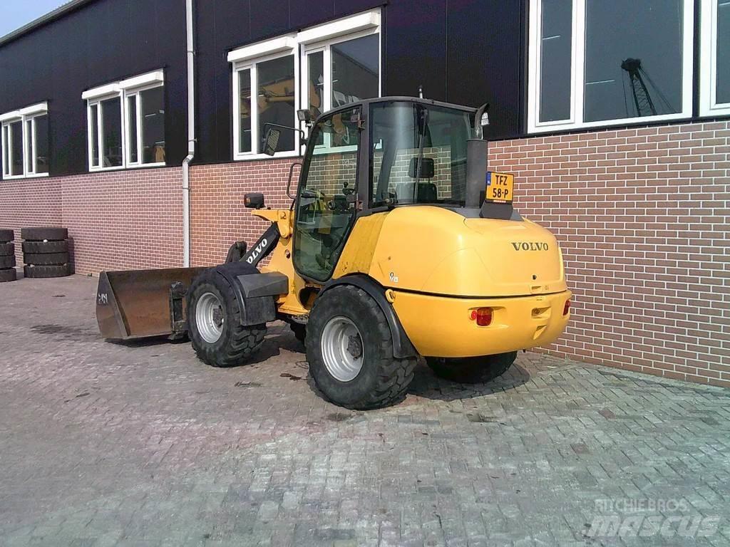 Volvo L25B لوادر بعجل