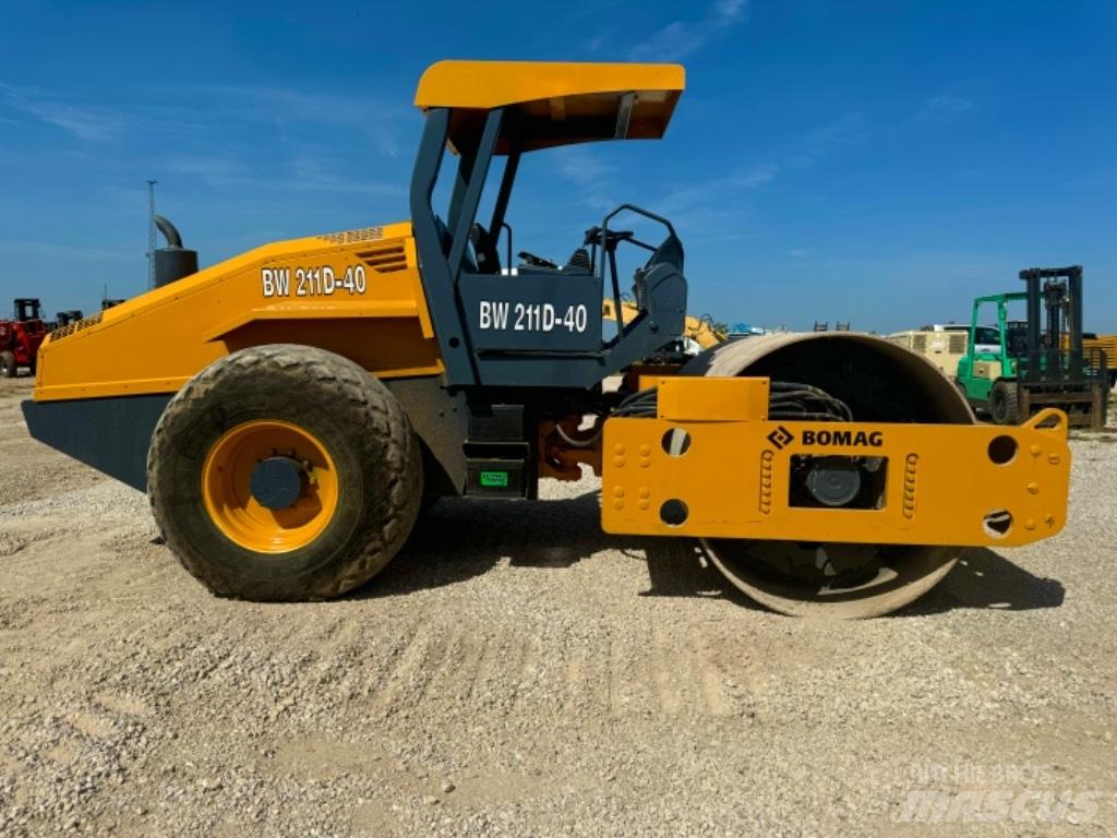 Bomag BW 211 D-40 مداحل مزدوجة