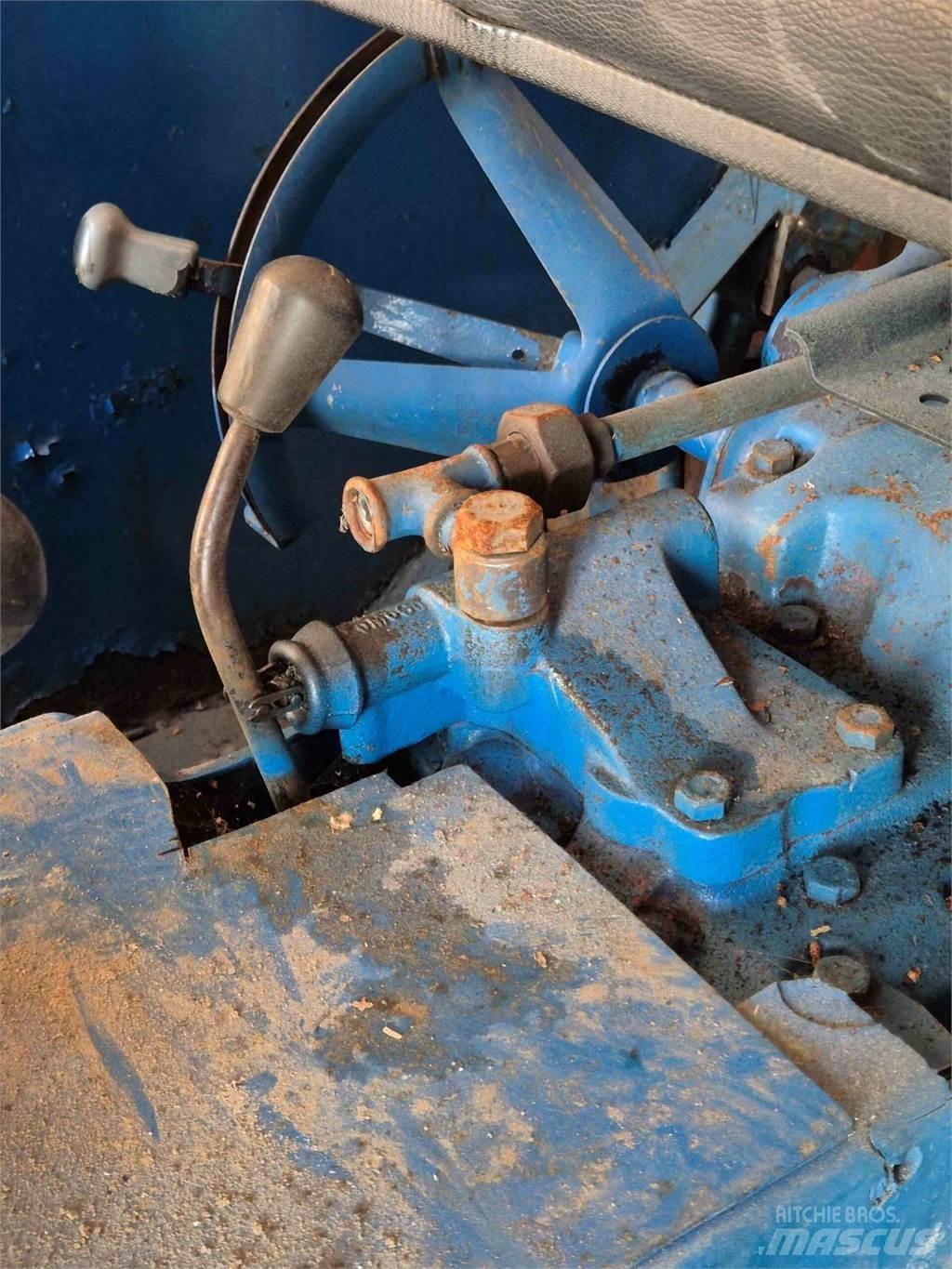 Ford 4000 الجرارات