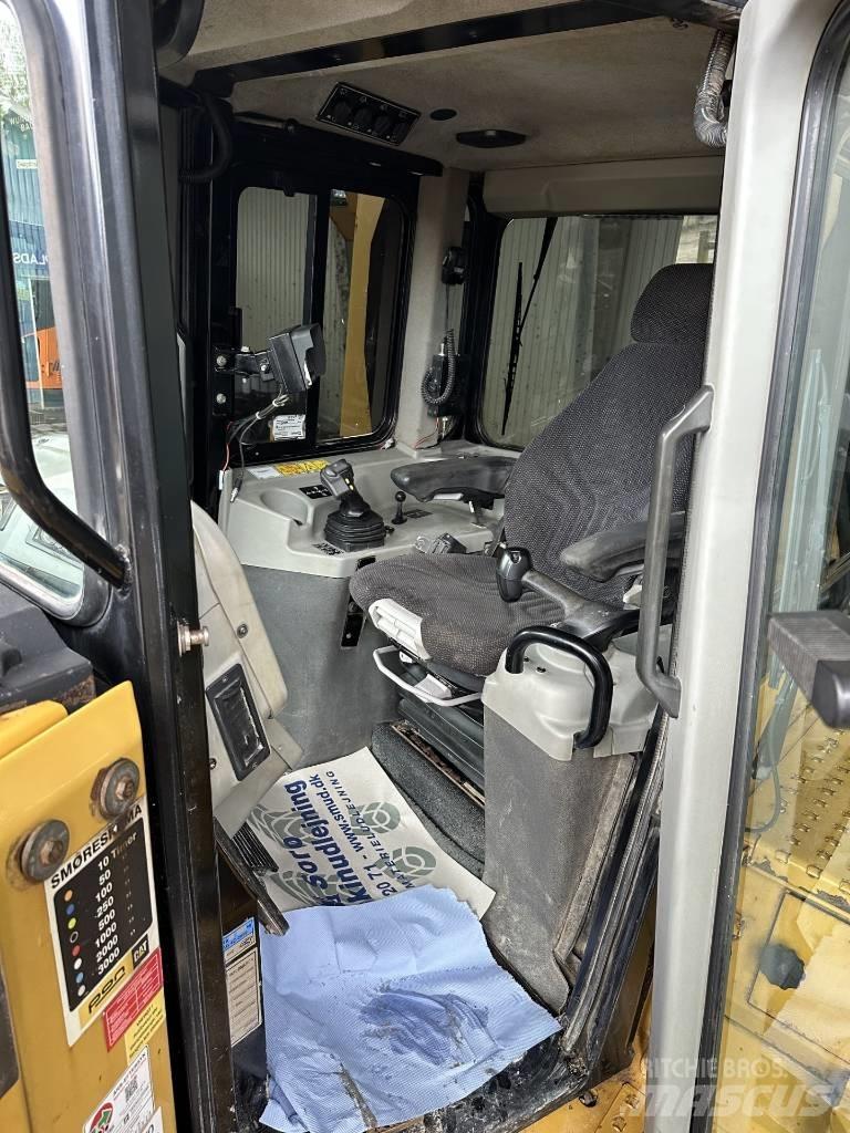 CAT D 6 T LGP بلدوزرات مجنزرة