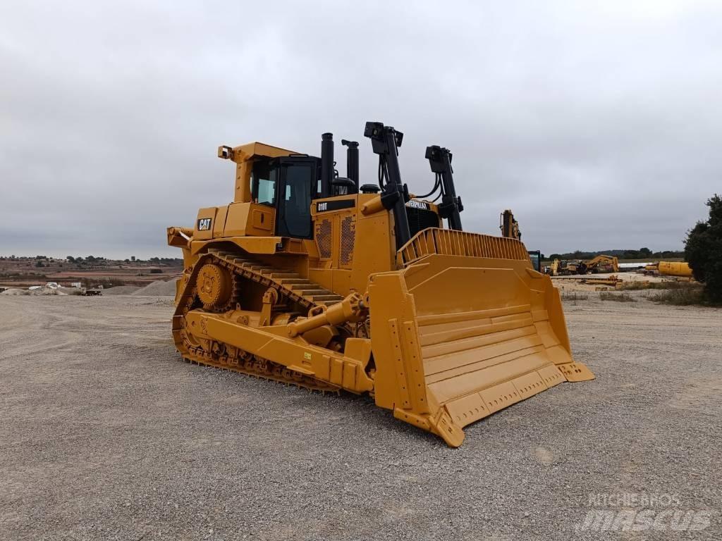 CAT D 10 T بلدوزرات مجنزرة