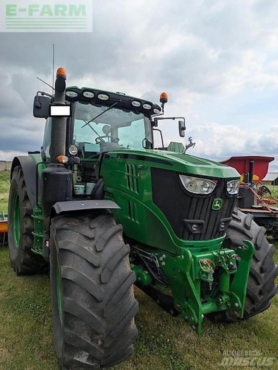 John Deere 6215 r الجرارات