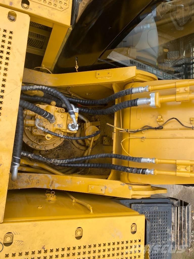 CAT 330 D حفارات زحافة
