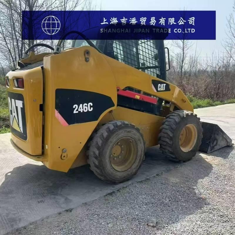 CAT 246 C لوادر انزلاقية التوجيه