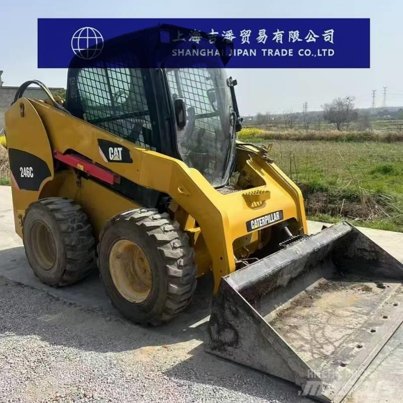 CAT 246 C لوادر انزلاقية التوجيه