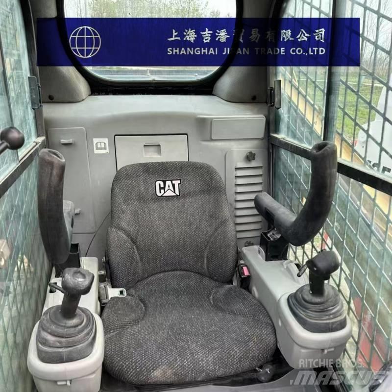 CAT 246 C لوادر انزلاقية التوجيه