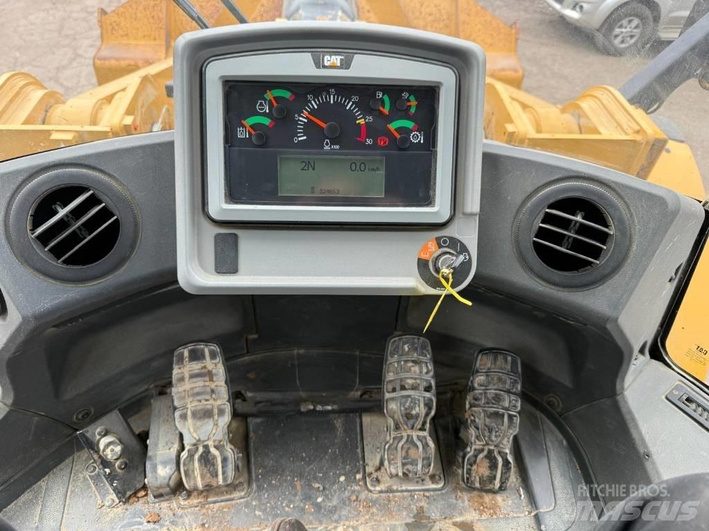 CAT 972 M لوادر بعجل