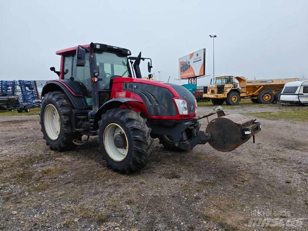 Valtra T 193 الجرارات