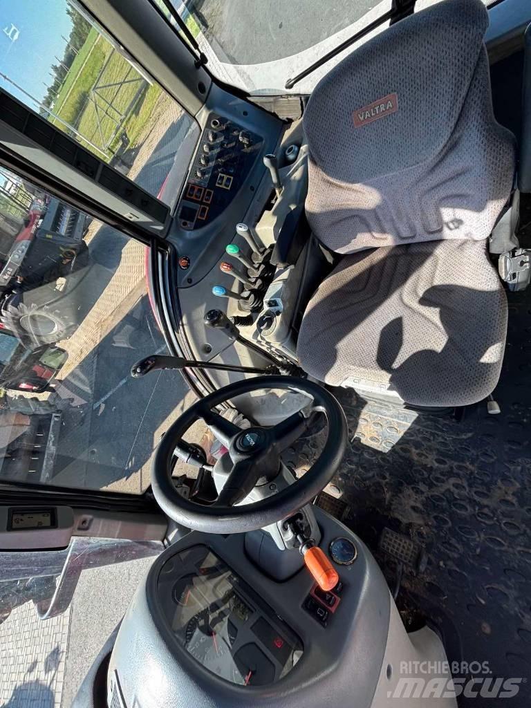 Valtra T 193 الجرارات