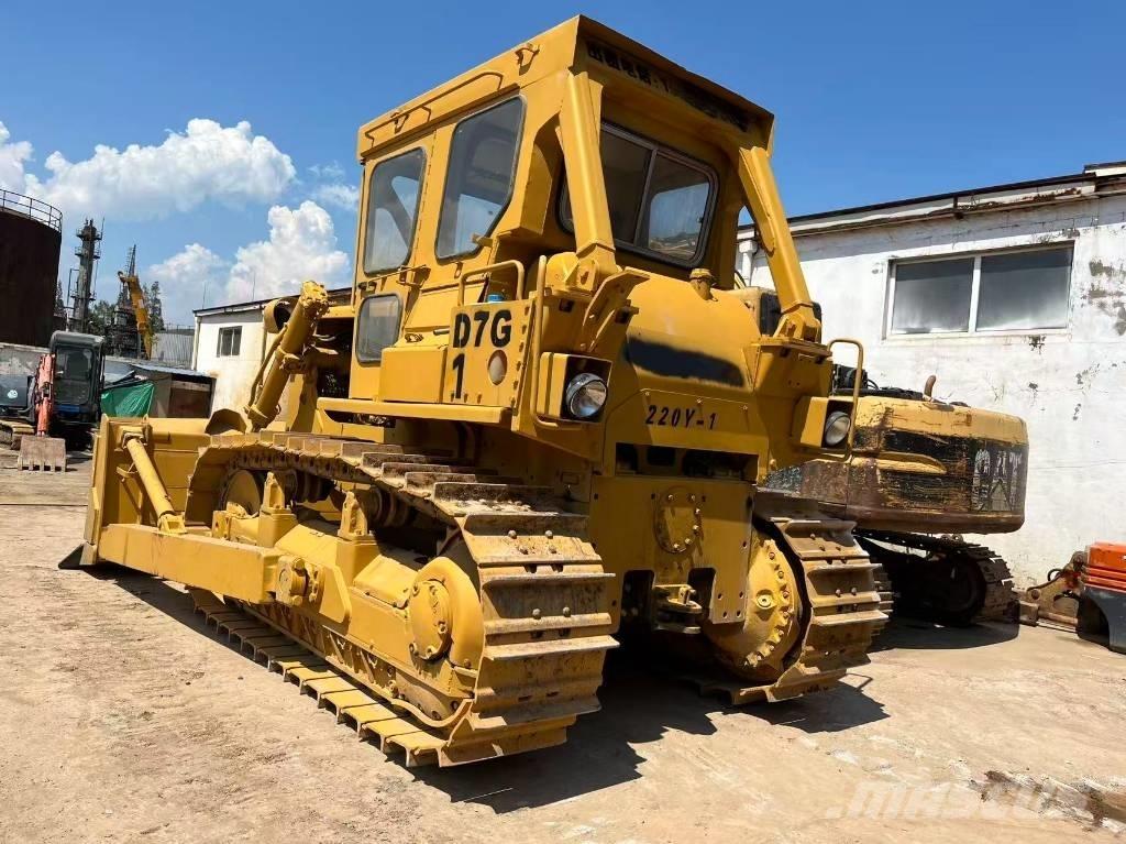 CAT D 7 G بلدوزرات مجنزرة