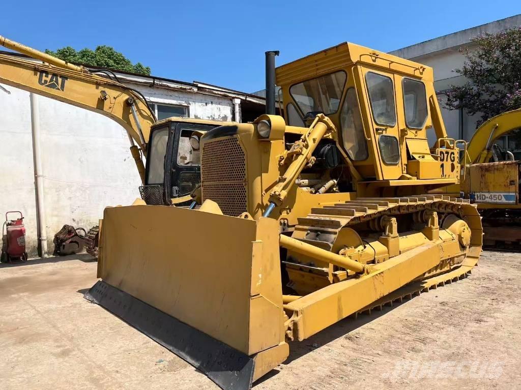 CAT D 7 G بلدوزرات مجنزرة