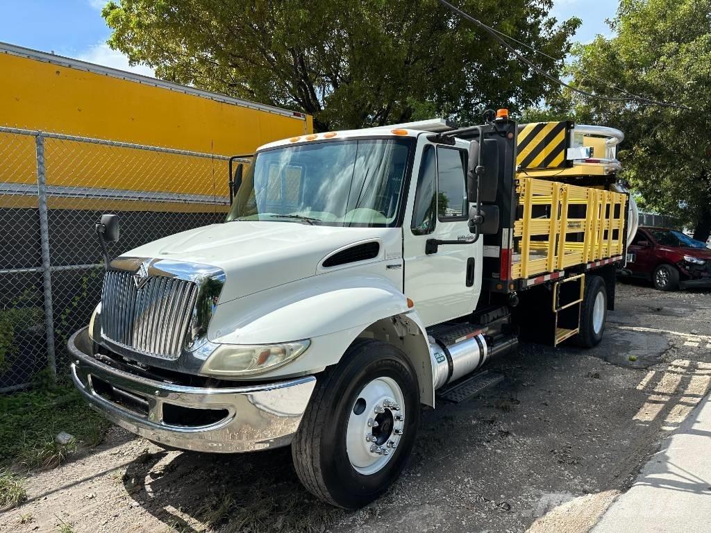 International 4300 شاحنات مسطحة/مفصلية الجوانب