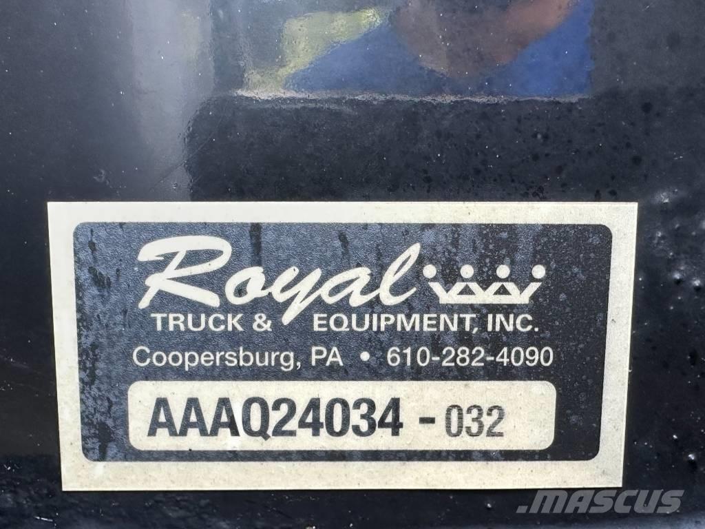 International 4300 شاحنات مسطحة/مفصلية الجوانب