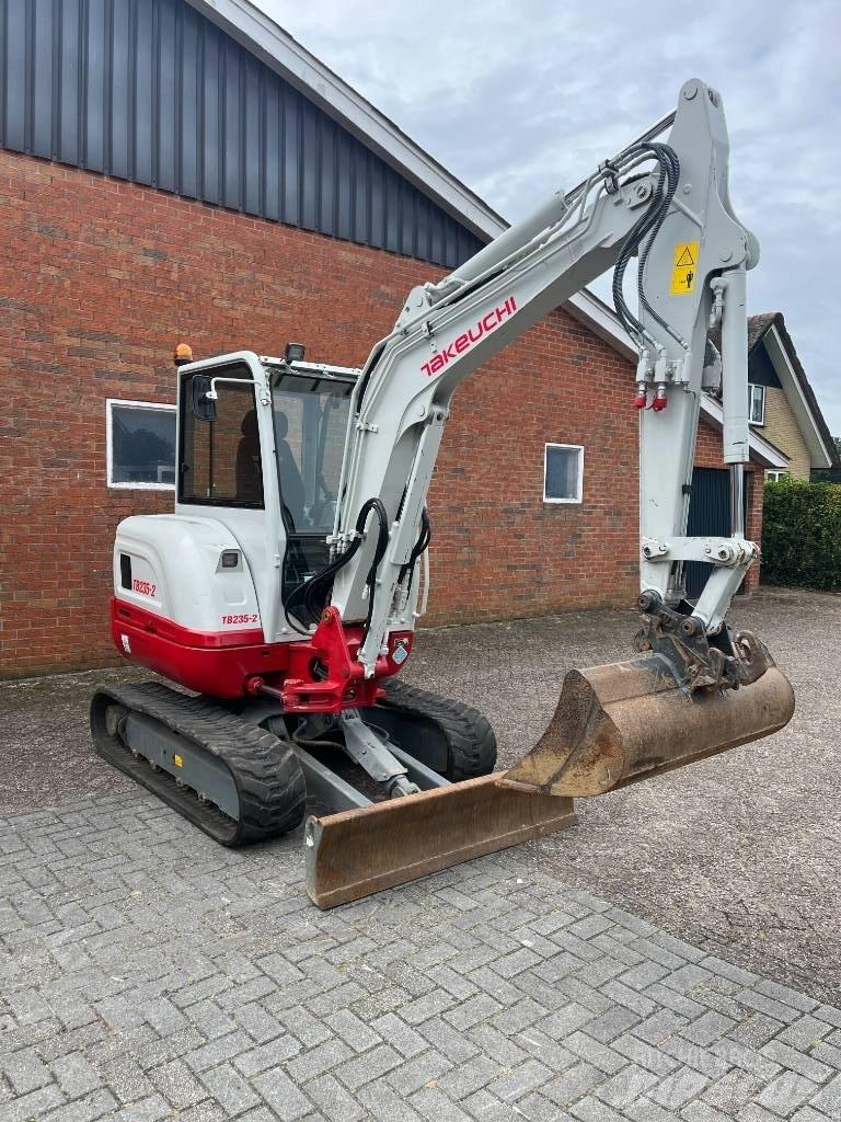 Takeuchi tb235-2 حفارات صغيرة أقل من 7 طن (حفارات صغيرة)