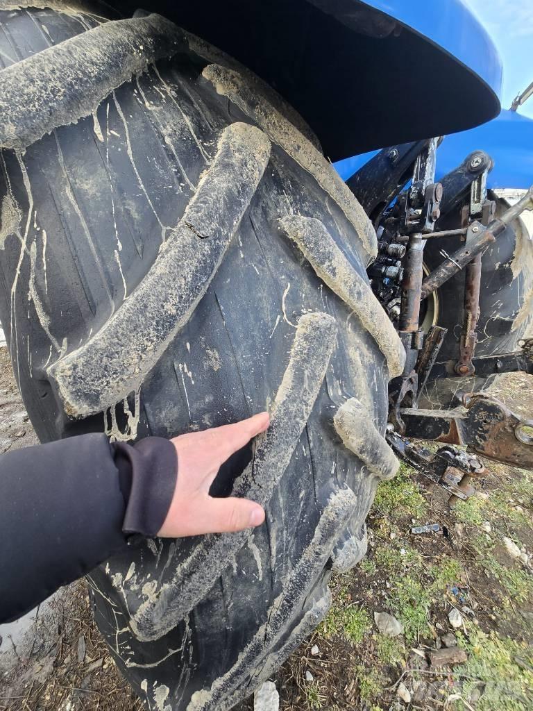 New Holland T 8030 الجرارات