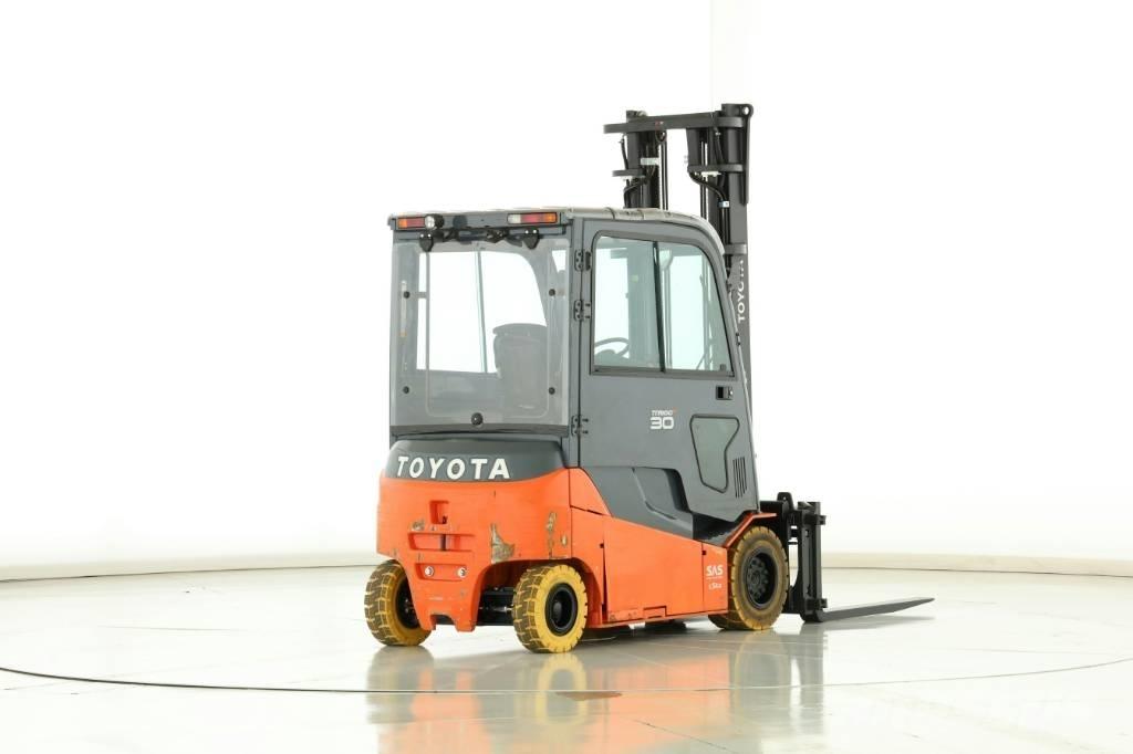 Toyota 8 FBMT 30 شاحنات ذات رافعات شوكية تعمل بالكهرباء