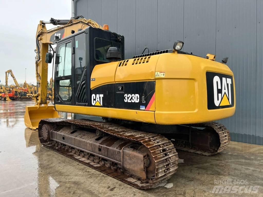 CAT 323D L حفارات زحافة