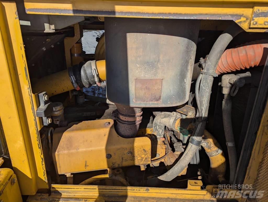 CAT D 6 T LGP بلدوزرات مجنزرة