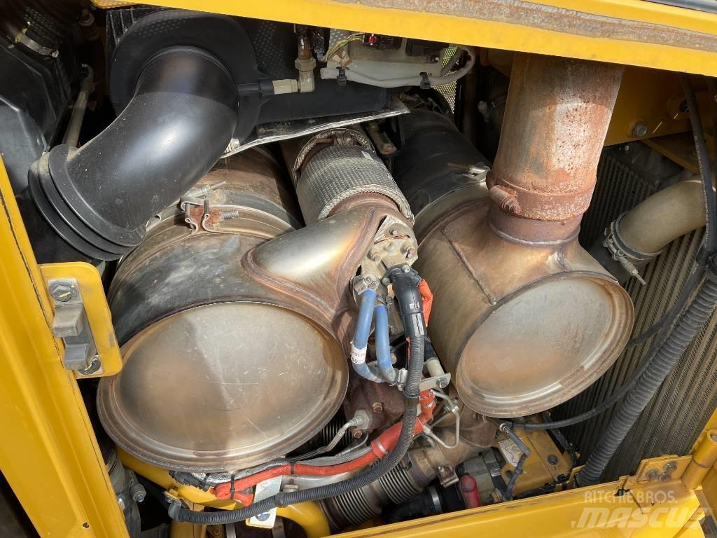CAT D 6 T LGP EPA بلدوزرات مجنزرة