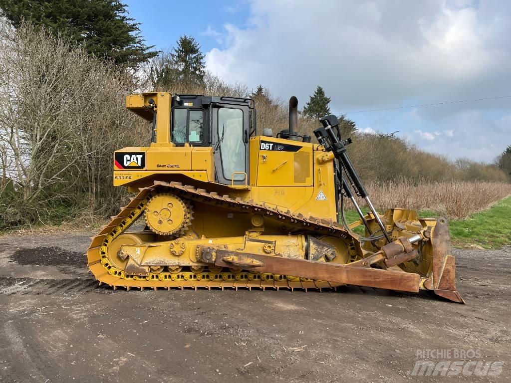 CAT D 6 T LGP EPA بلدوزرات مجنزرة