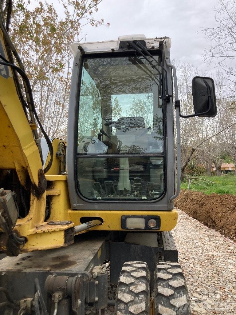 New Holland MH 2.6 حفارات بعجل