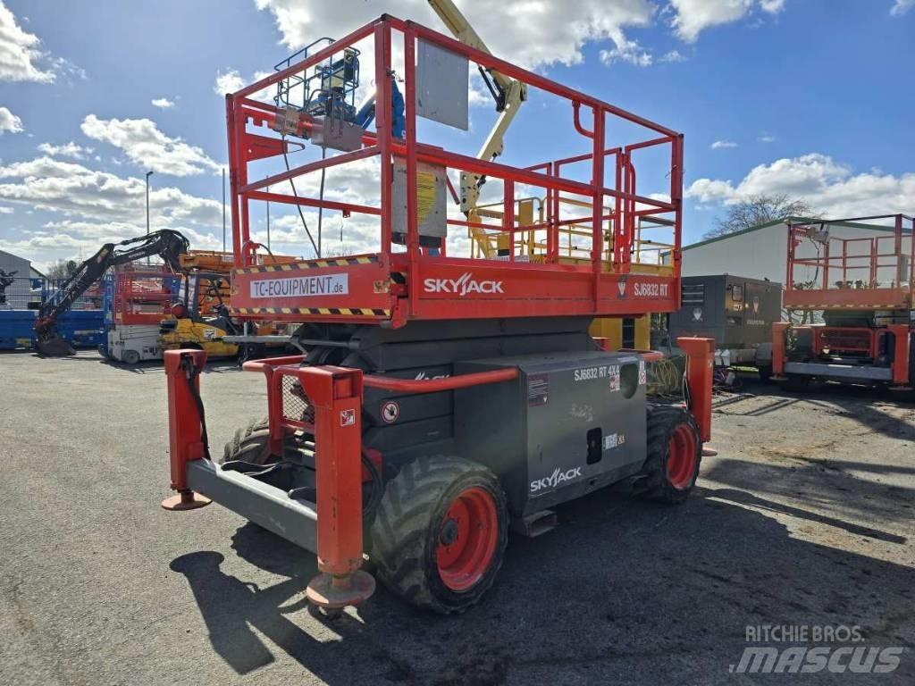 SkyJack SJ 6832 RT رافعات مقصية الشكل