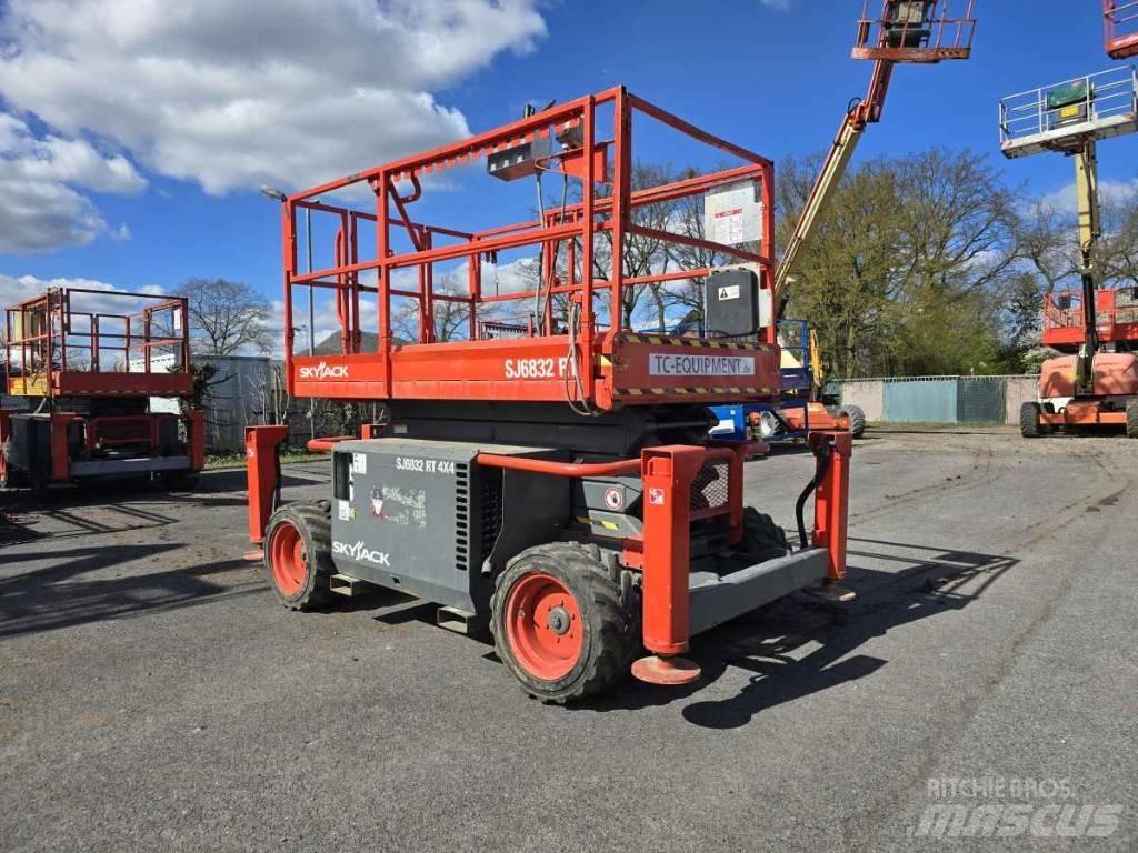 SkyJack SJ 6832 RT رافعات مقصية الشكل