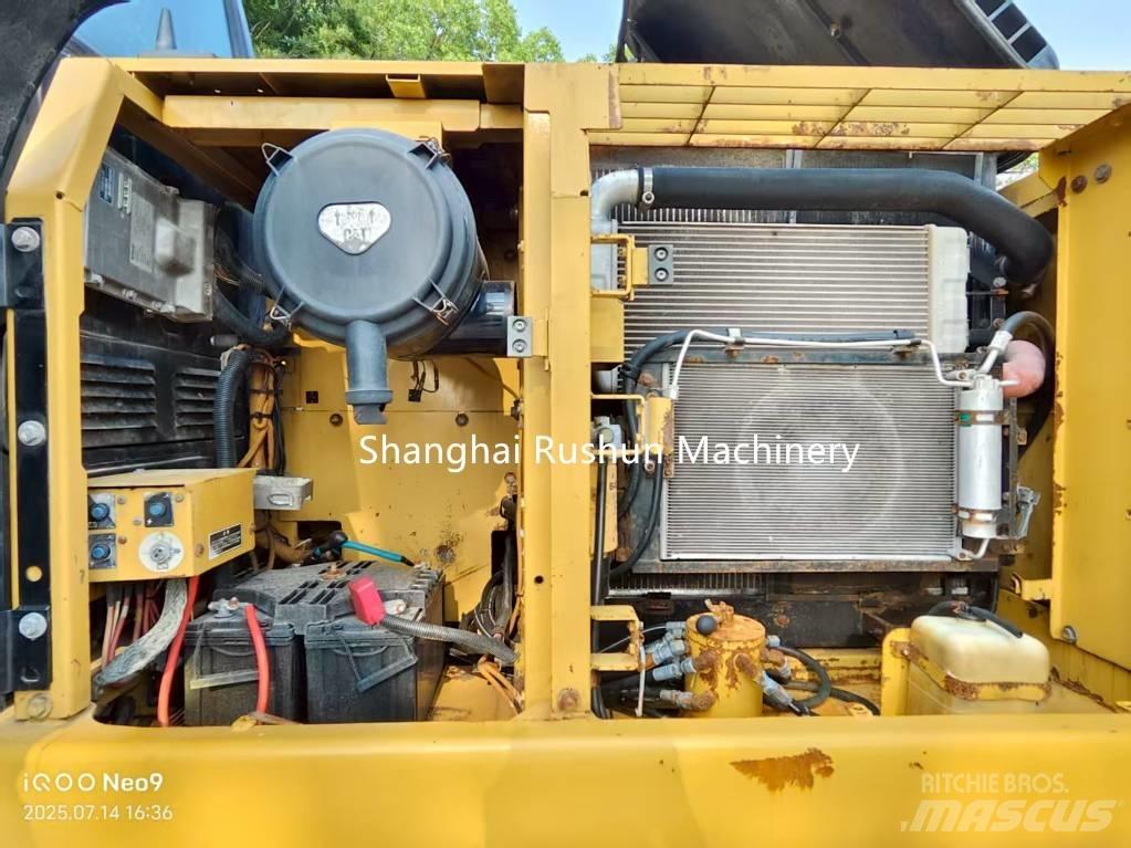 CAT 320 D حفارات زحافة