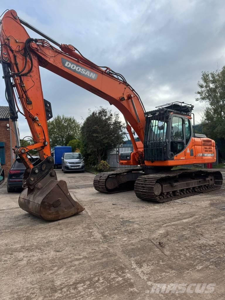 Doosan DX 225 LC حفارات زحافة