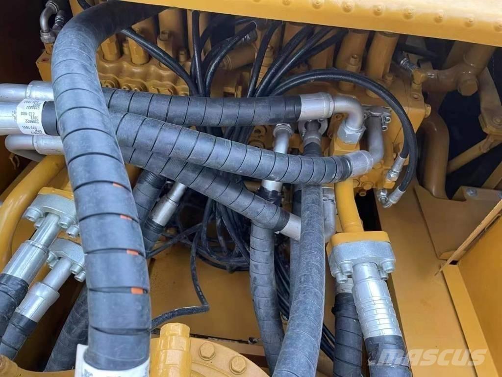 CAT 330 D حفارات زحافة