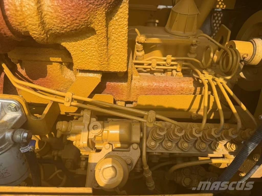 CAT D 6 G بلدوزرات مجنزرة