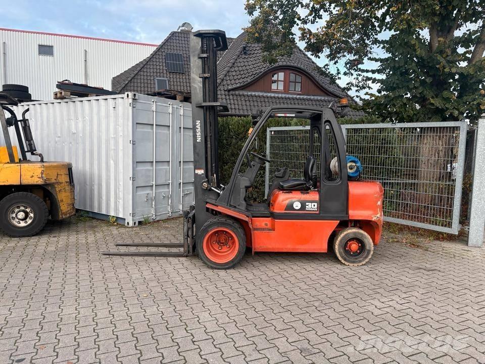 Nissan UGD02 A 30 PQ شاحنات LPG