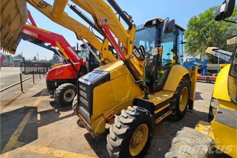 CAT 426F2 TLB لوادر ذات جرافات عكسية