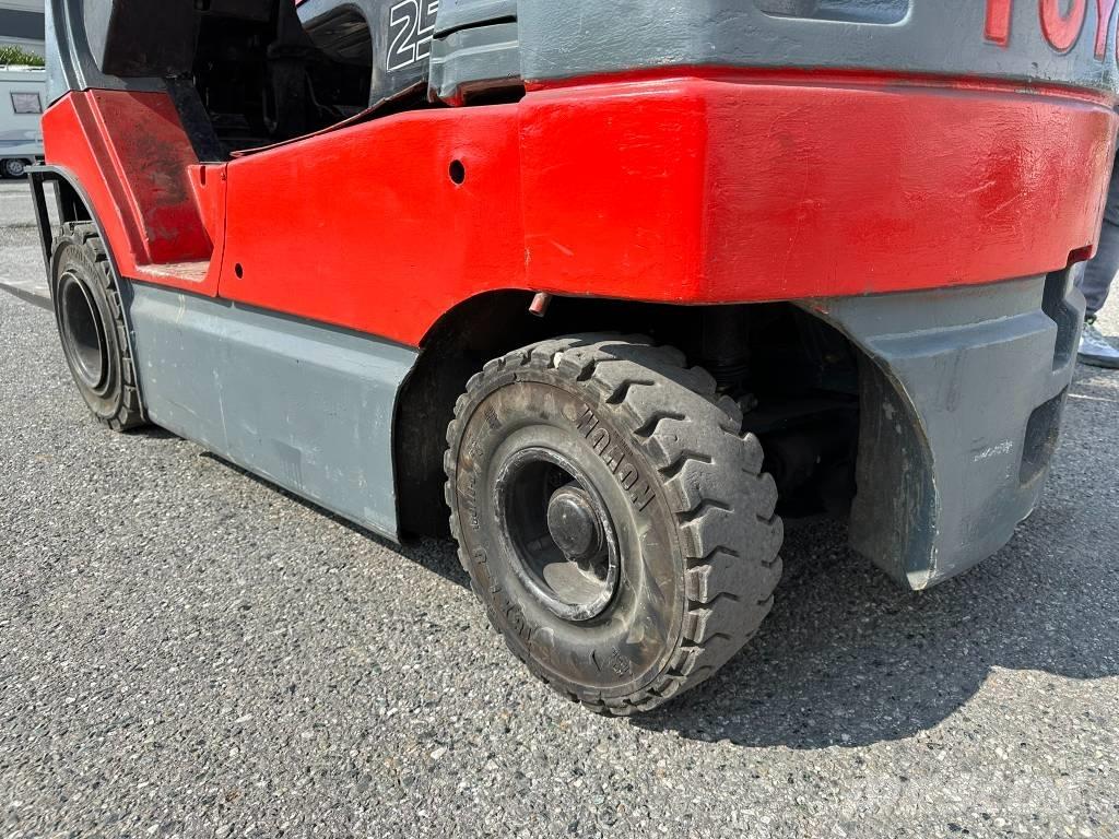 Toyota 7 FB 25 شاحنات ذات رافعات شوكية تعمل بالكهرباء