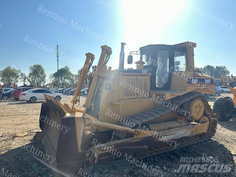 CAT D 8 R بلدوزرات مجنزرة
