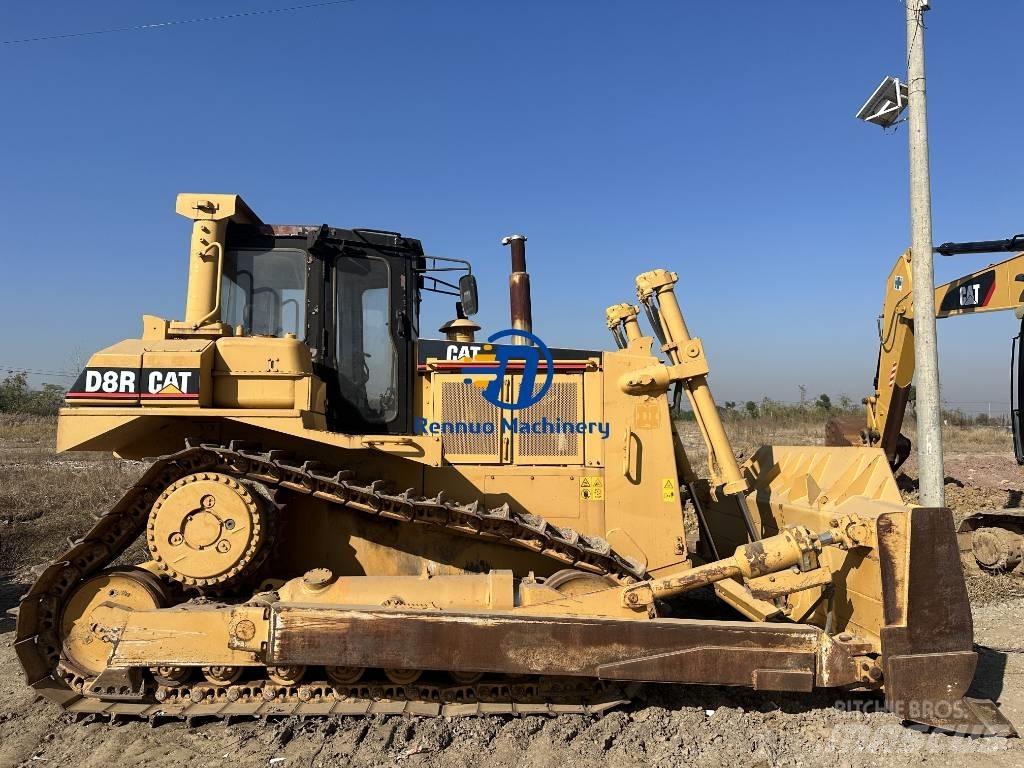 CAT D 8 R بلدوزرات مجنزرة