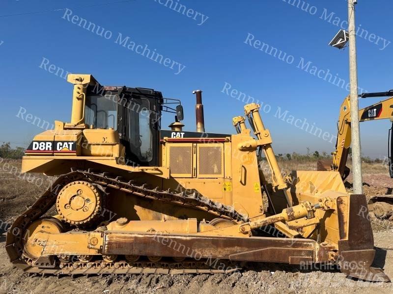 CAT D 8 R بلدوزرات مجنزرة