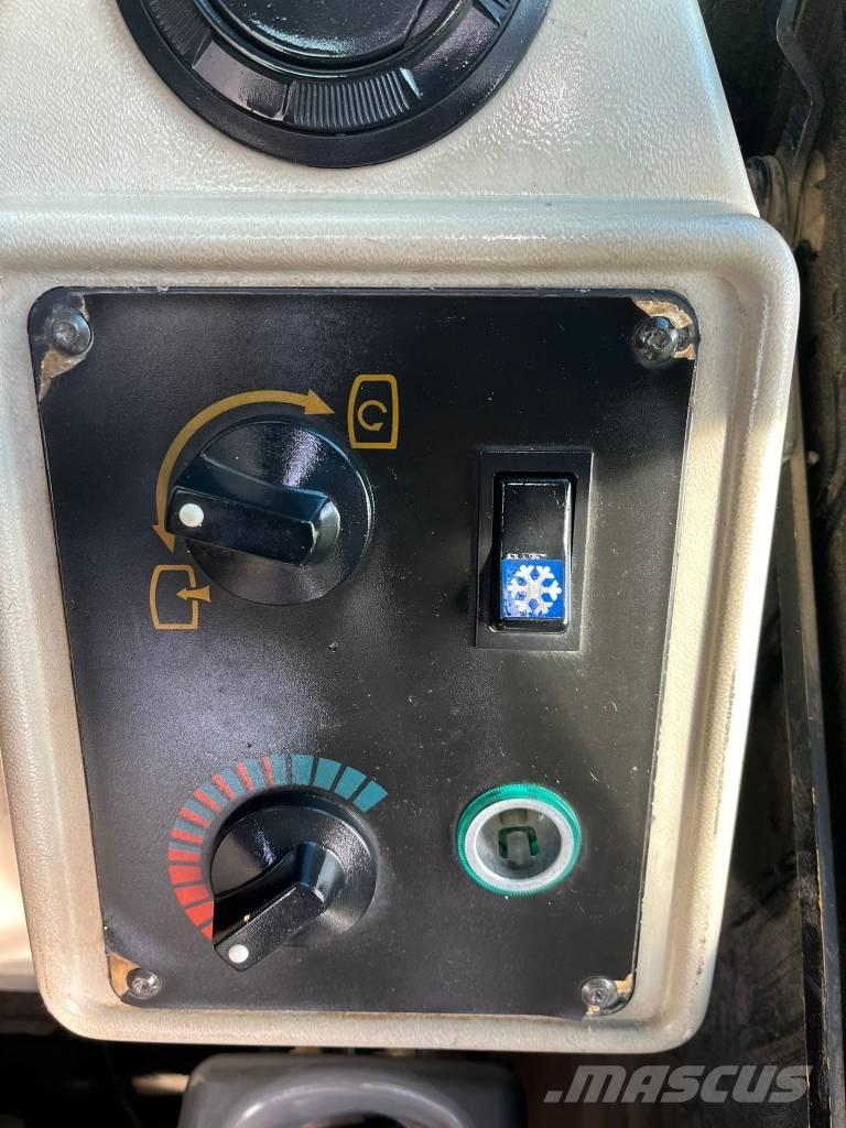 JCB JS 160 W حفارات بعجل