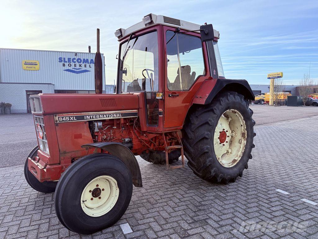 CASE IH 845 XL الجرارات