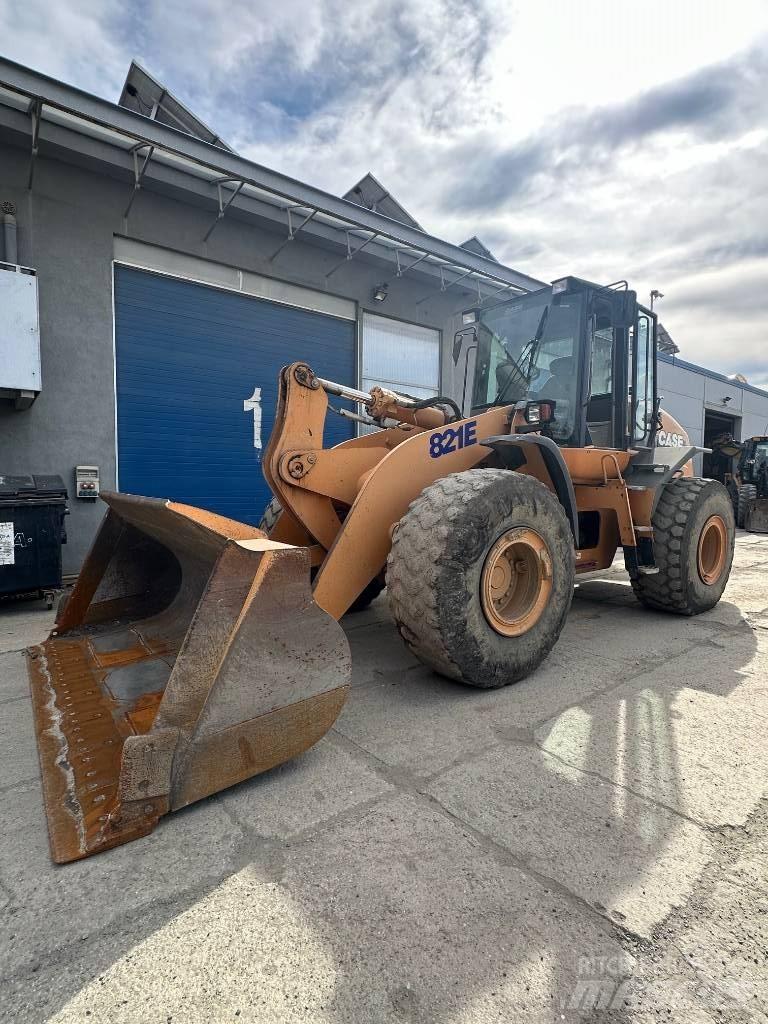 CASE 821 E لوادر بعجل