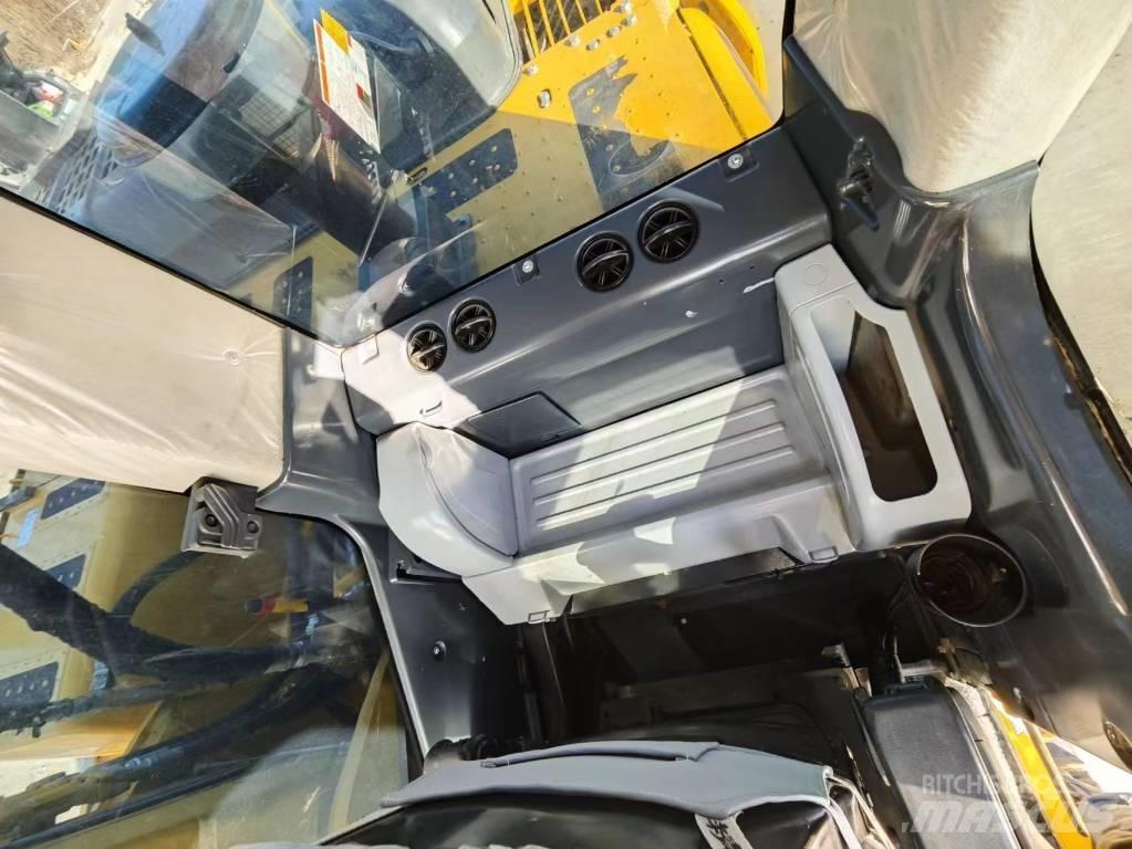 Komatsu PC 240-8 حفارات زحافة