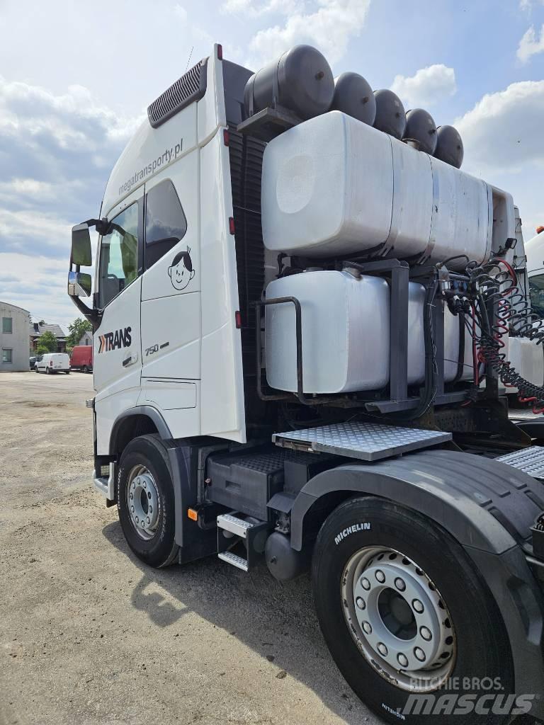 Volvo FH16 750KM 8x4 وحدات الجر