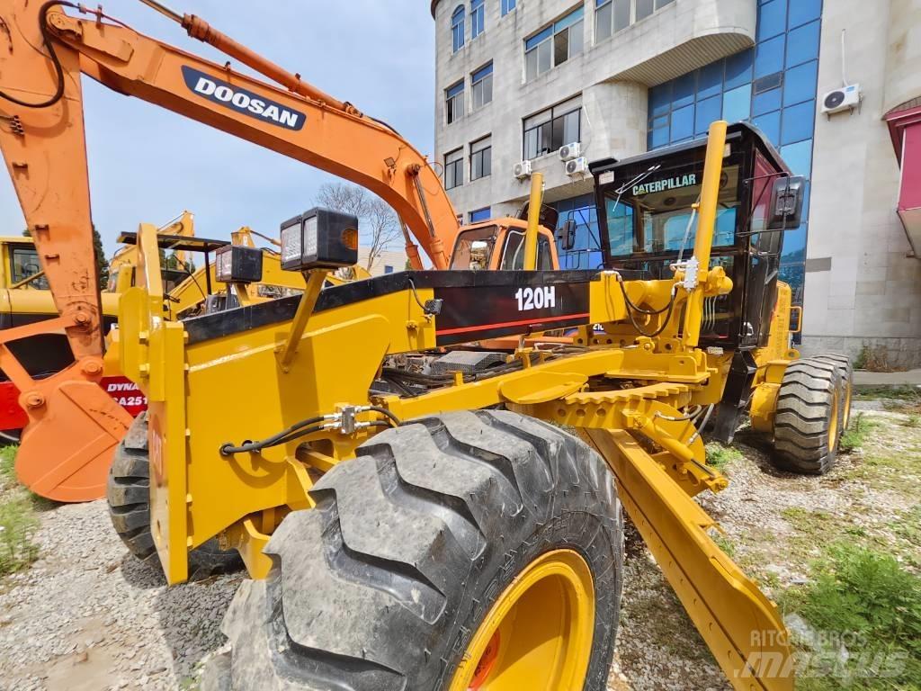 CAT 120 H معدات تمهيد الطرق