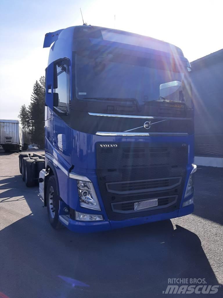 Volvo FH 13 شاحنات بمقصورة وهيكل