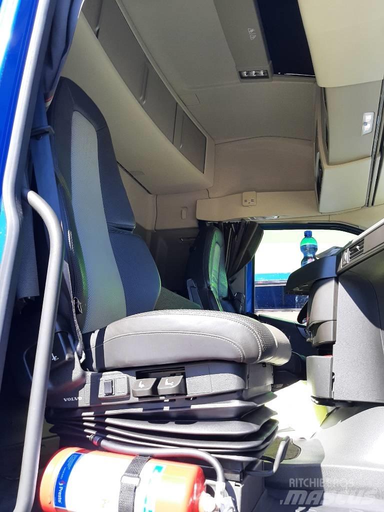 Volvo FH 13 شاحنات بمقصورة وهيكل