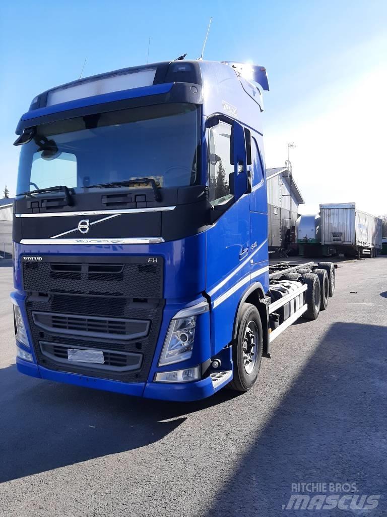 Volvo FH 13 شاحنات بمقصورة وهيكل