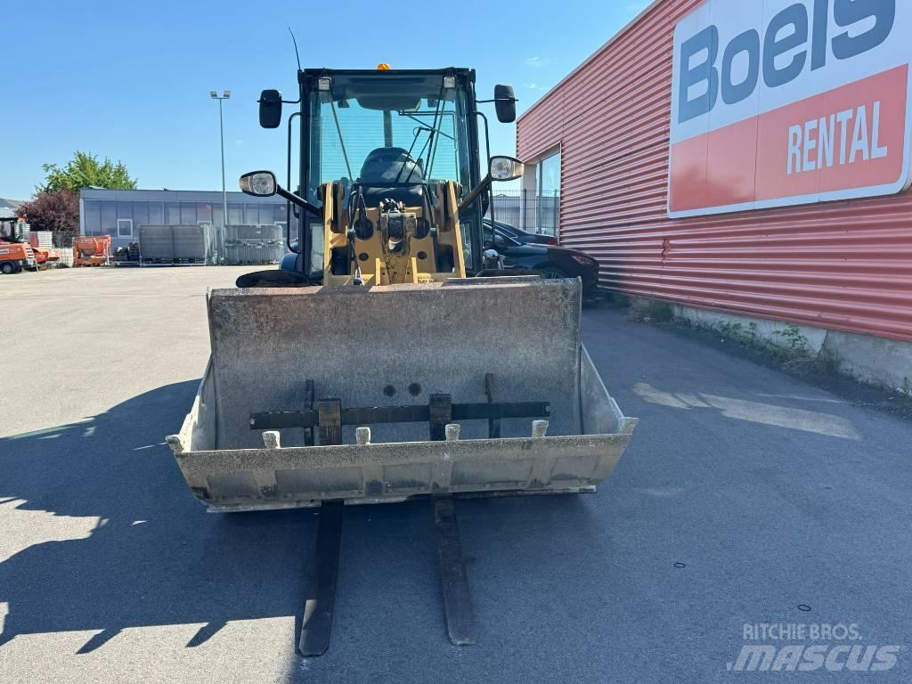 CAT 906 M لوادر بعجل